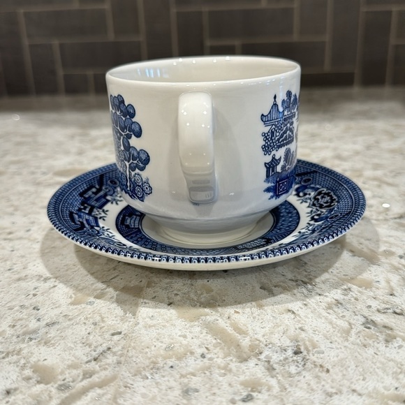 VINTAGE 1900’s~BLUE WILLOW~CHINOISERIE~3 CUPS & 4 SAUCERS~CHURCHILL ENGLAND~G23 - Picture 4 of 13